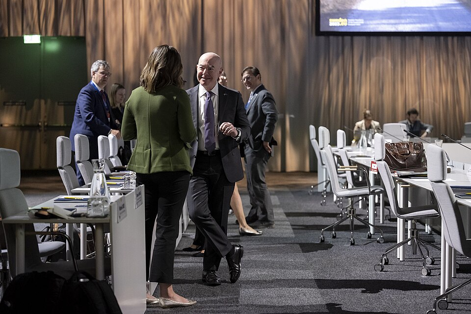 Zdjęcie ilustracyjne: U.S. Secretary of the Department of Homeland Security Secretary Alejandro Mayorkas travels to the United States-European Union Justice and Home Affairs Ministerial in Stockholm, Sweden on June 19, 2023 - 93.jpg