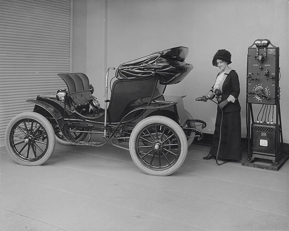 Zdjęcie ilustracyjne: Woman with rectifier and electric car.jpg