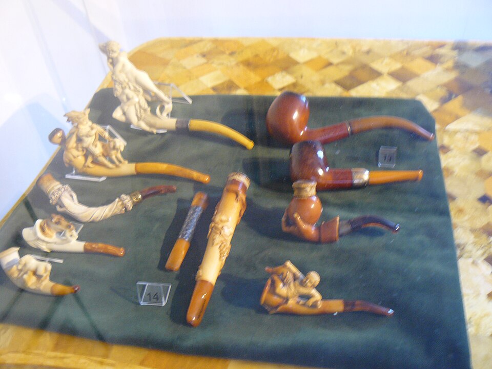 Zdjęcie ilustracyjne: Amber Museum Gdansk Poland pipes.jpg