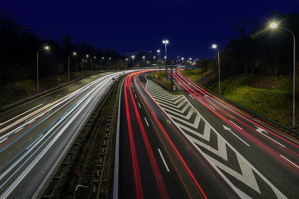 Zdjęcie ilustracyjne: Lightrails, A4 motorway in Katowice, Poland, near the exit from Mikołowska Street, 2024.jpg