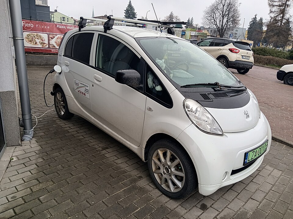 Zdjęcie ilustracyjne: Electric vehicle delivering pizza. Tomaszów Mazowiecki, Poland.jpg
