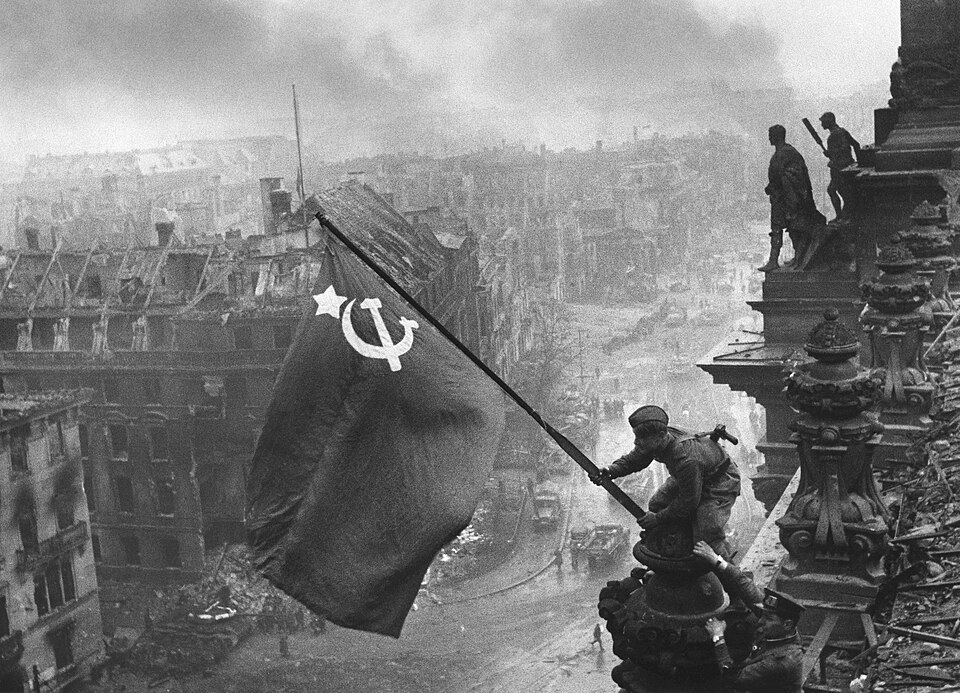 Zdjęcie ilustracyjne: Raising a flag over the Reichstag - Restoration.jpg