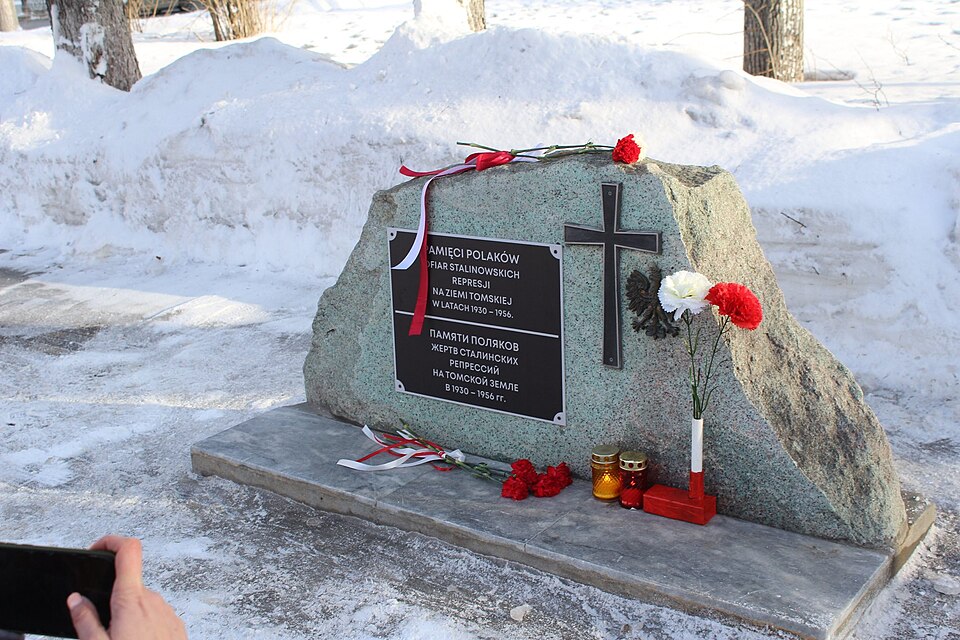 Zdjęcie ilustracyjne: Restored memorial to the polish victims of soviet reprisals.jpg