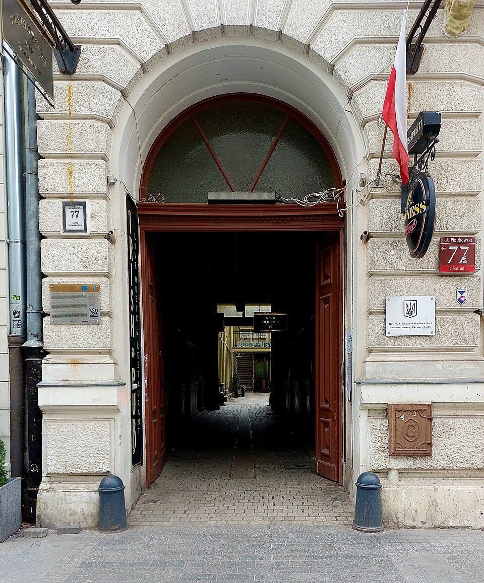 Zdjęcie ilustracyjne: 77 Piotrkowska St. gate.jpg