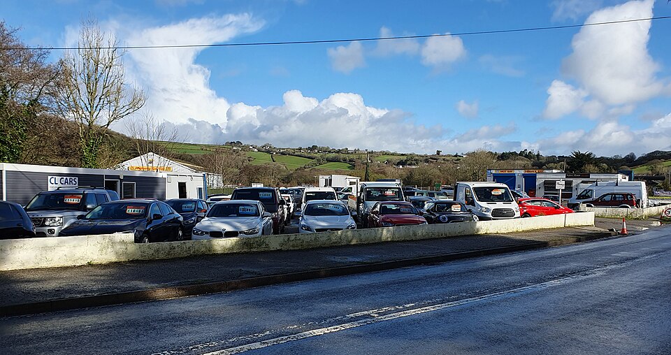 Zdjęcie ilustracyjne: Used car dealers, Tywardreath Highway, Cornwall - February 2024.jpg
