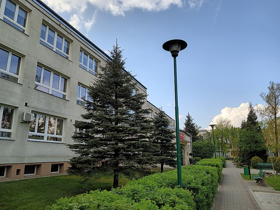 Zdjęcie ilustracyjne: A city street lamp installed in Poland before 1989.jpg