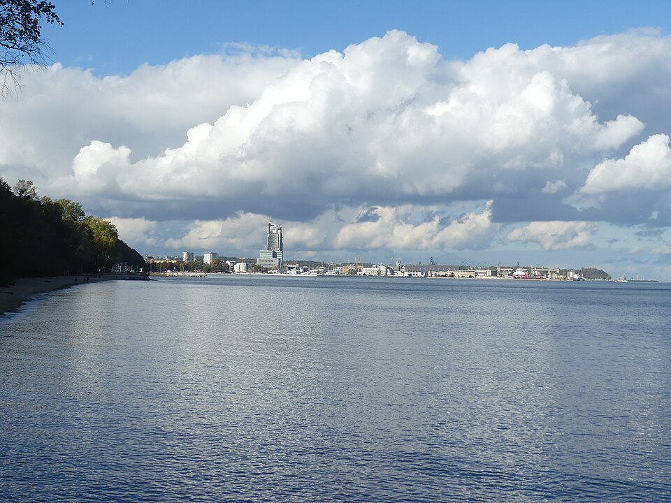 Zdjęcie ilustracyjne: Gdynia Sea Tower, clouds.jpg