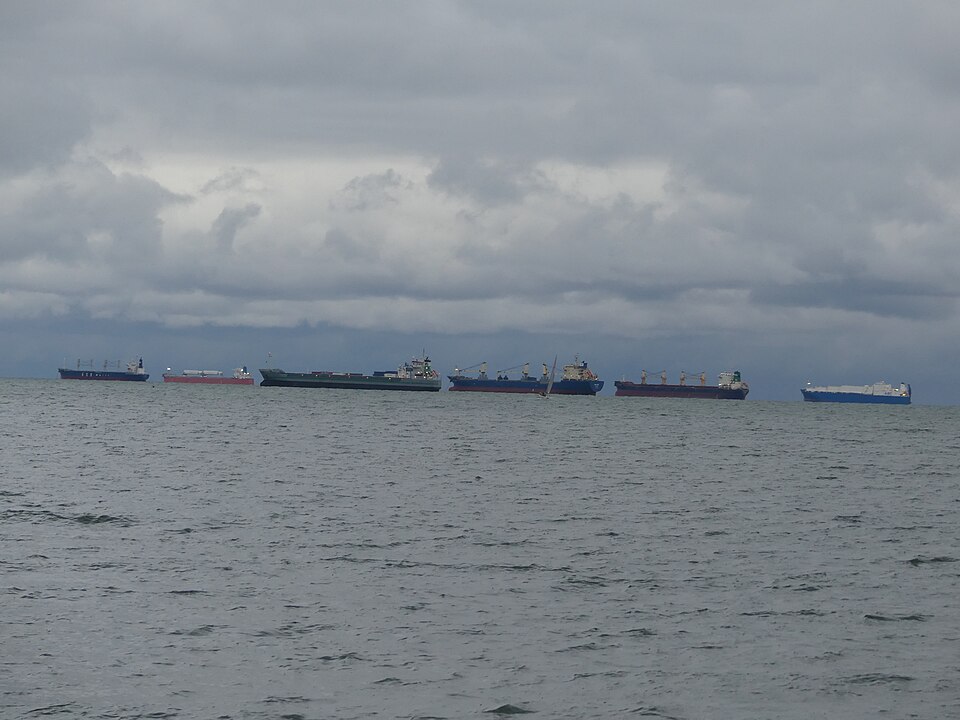 Zdjęcie ilustracyjne: Ships waiting to enter the port of Gdynia.jpg