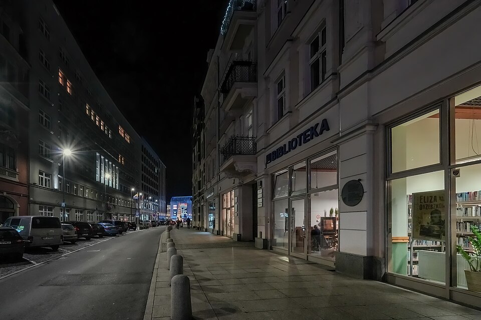 Zdjęcie ilustracyjne: Młyńska Street in Katowice Downtown,, view towards the railway station, Poland, December 2023, KP.jpg