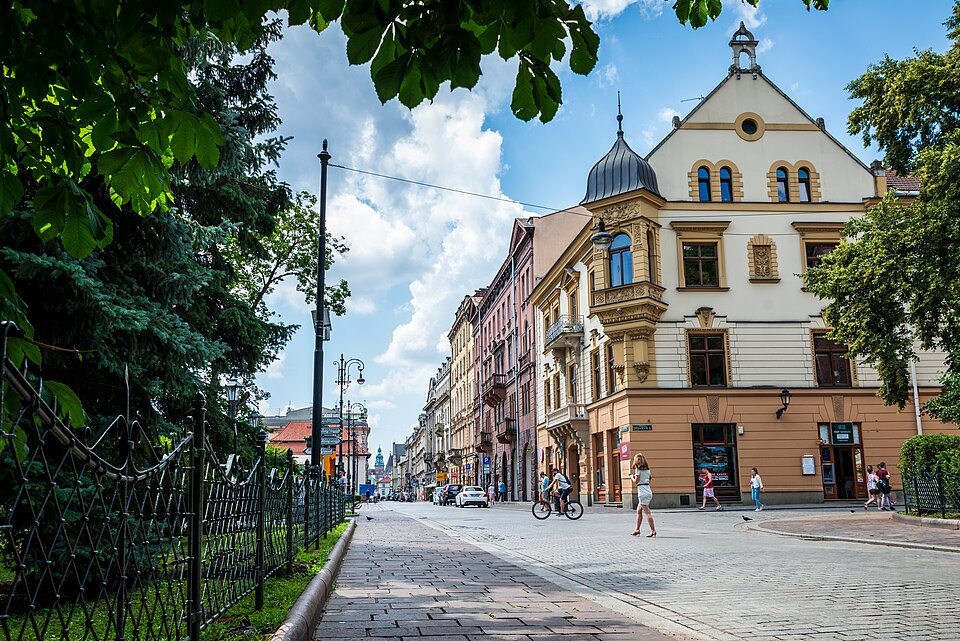 Zdjęcie ilustracyjne: View down a street in Kraków, Poland.jpg