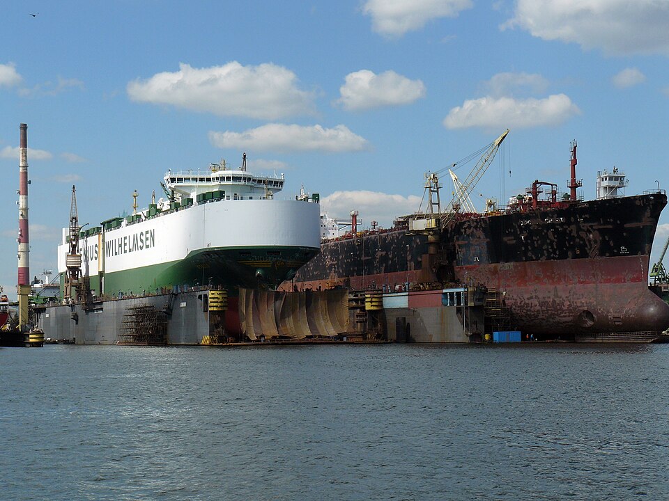 Zdjęcie ilustracyjne: Floating dock in Gdansk Shipyard, ship Wallenius Wilhelsen.jpg