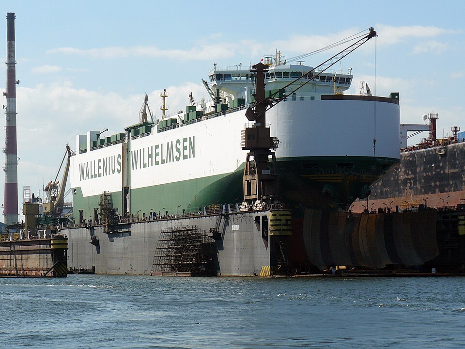Zdjęcie ilustracyjne: Floating dock in Gdansk Shipyard, ship Wallenius Wilhelsen in 2011.jpg