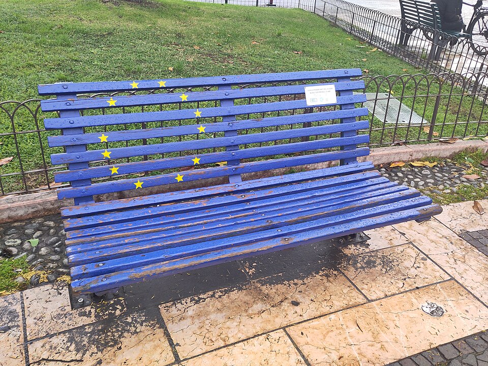 Zdjęcie ilustracyjne: European union bench in Verona.jpg