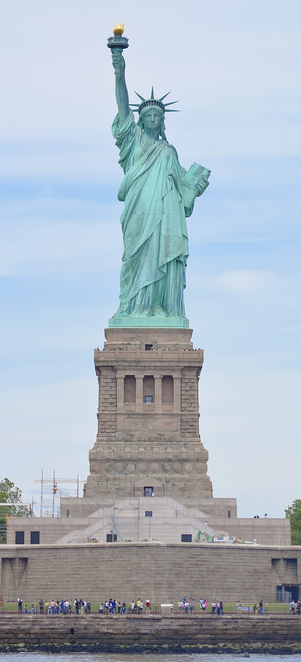 Zdjęcie ilustracyjne: Front view of Statue of Liberty with pedestal and base 2024.jpg