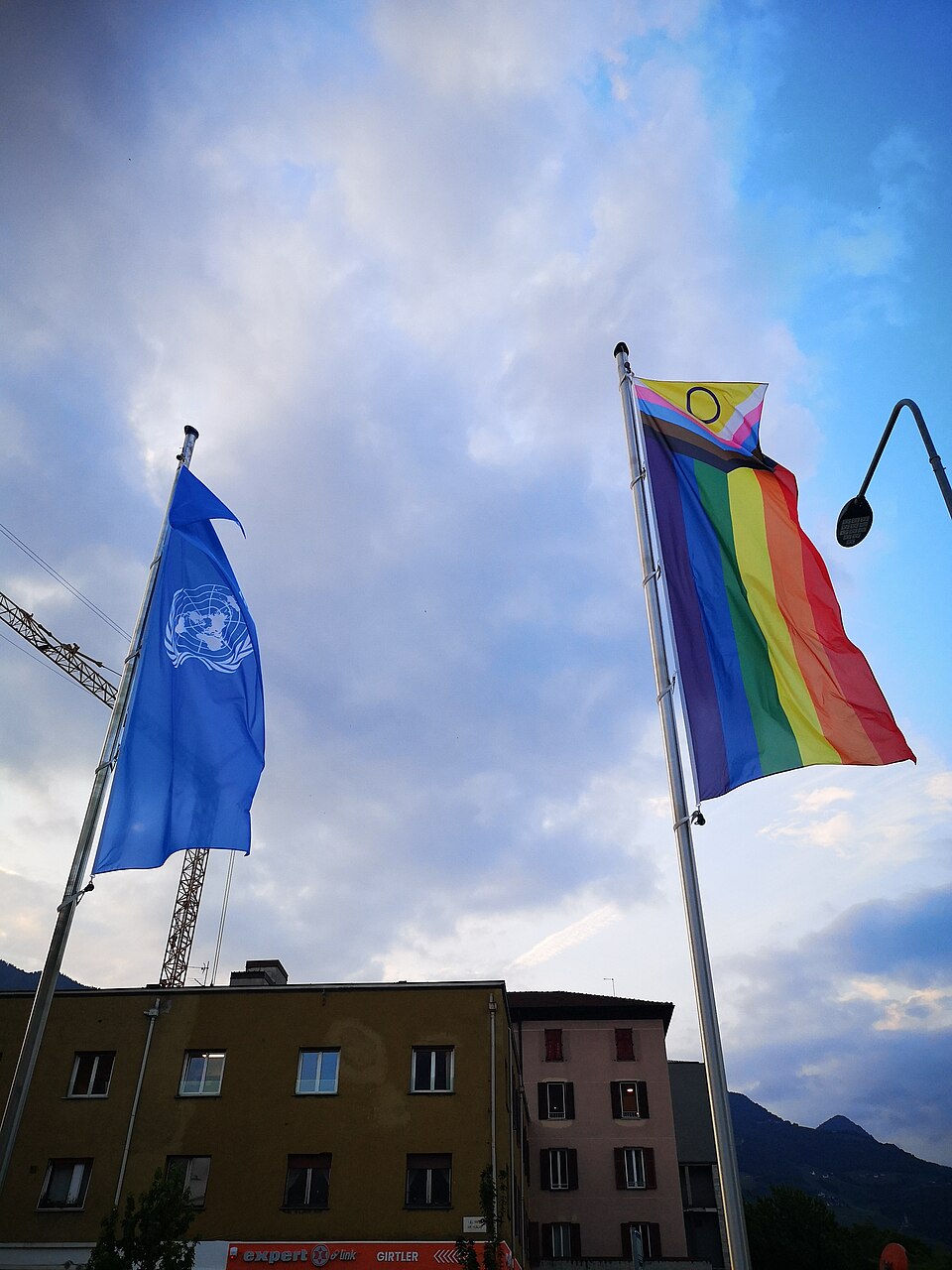 Zdjęcie ilustracyjne: United Nations and LGBT pride flags in Bozen-Bolzano.jpg