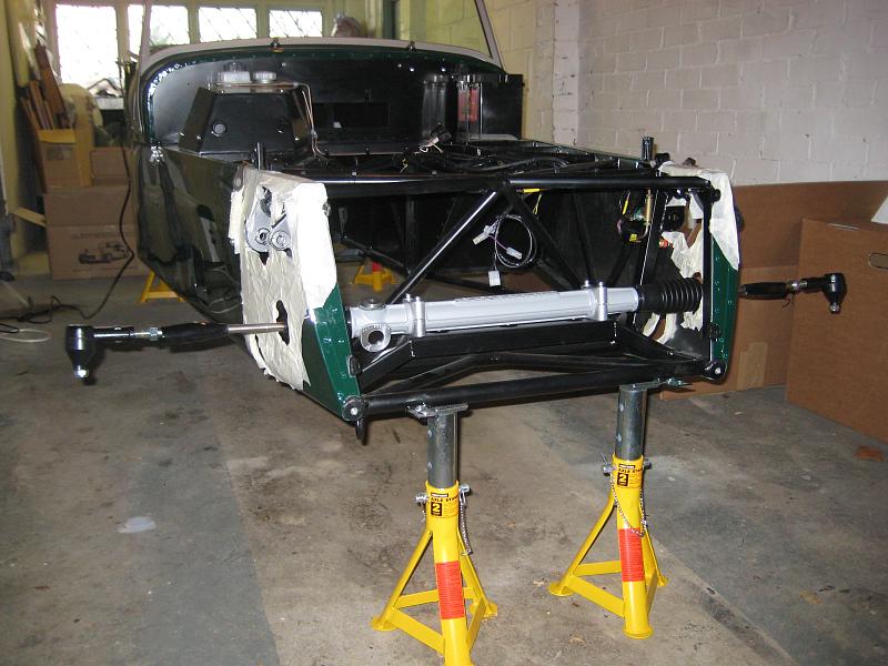 Zdjęcie ilustracyjne: Car with clearly visible steering rack with inner track rod and track rod ends.jpg