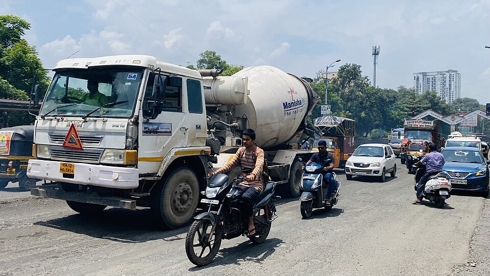 Zdjęcie ilustracyjne: Mix of traffic on Pune roads.jpg
