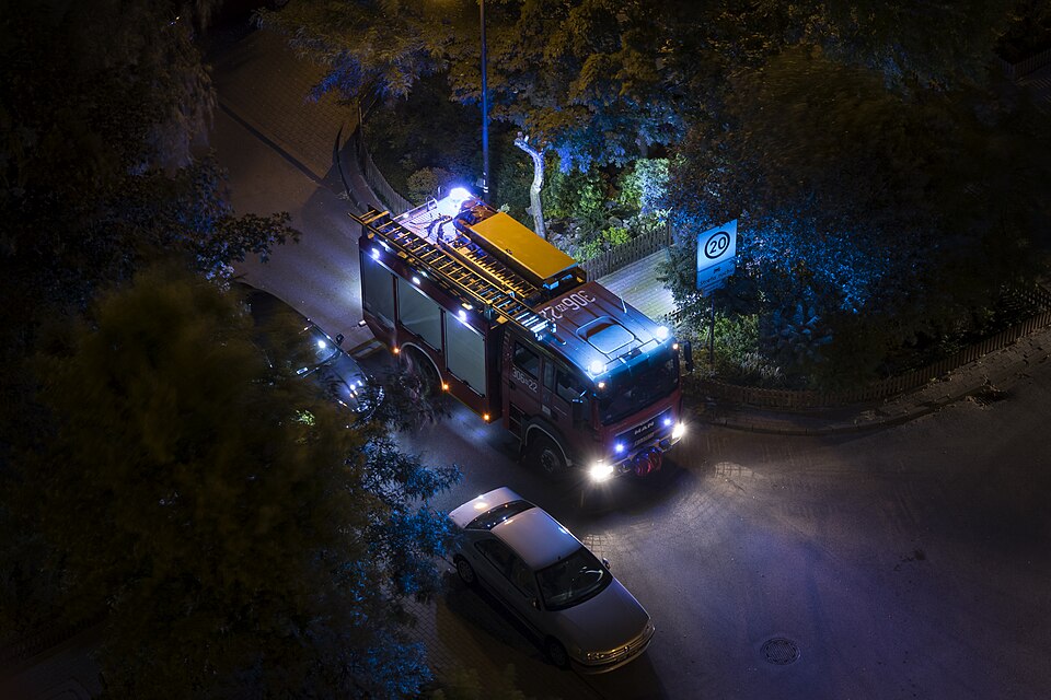 Zdjęcie ilustracyjne: MAN TGM fire engine at night, Warsaw, Poland.jpg