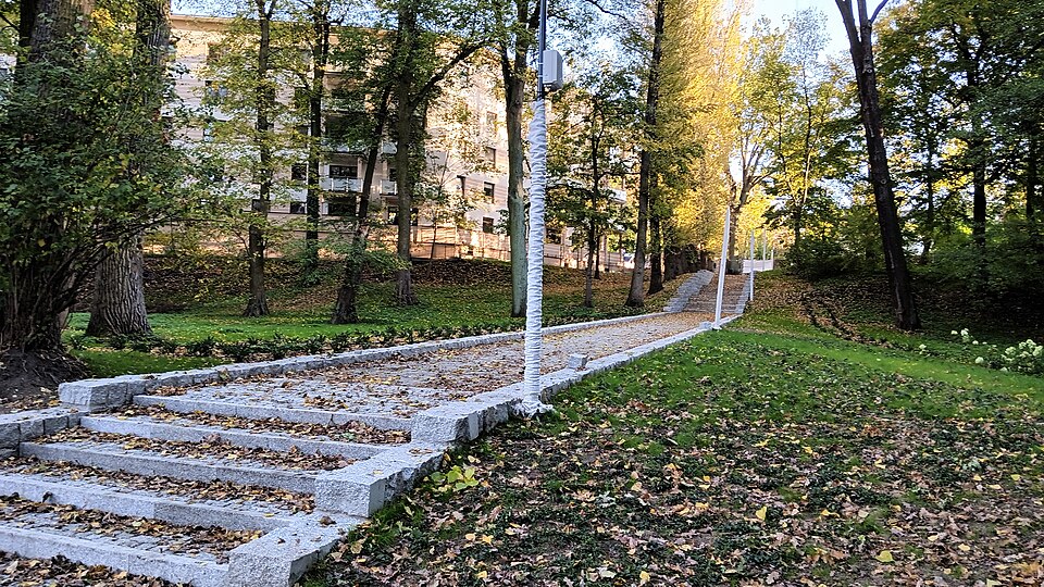 Zdjęcie ilustracyjne: Reconstruction of Solidarity City Park in Tomaszów Mazowiecki, Poland. New stairs.jpg