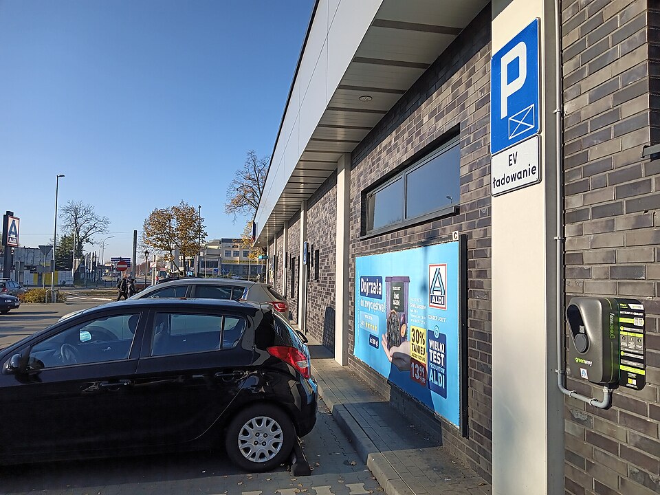 Zdjęcie ilustracyjne: Aldi Nord Electric Vehicle Charging Station. Tomaszów Mazowiecki, Poland.jpg