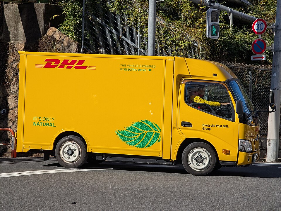 Zdjęcie ilustracyjne: DHL "This vehicle is powered by electric drive".jpg
