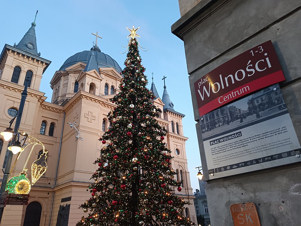 Zdjęcie ilustracyjne: 20250117 161937 The southwest corner of Liberty Square and Piotrkowska Street with the city christmas tree in Łódź, Poland.jpg