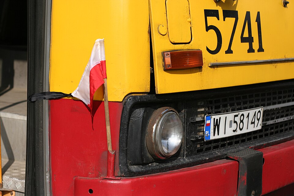 Zdjęcie ilustracyjne: Polish flag on a Ikarus bus in Warsaw during a national day of mourning.jpg
