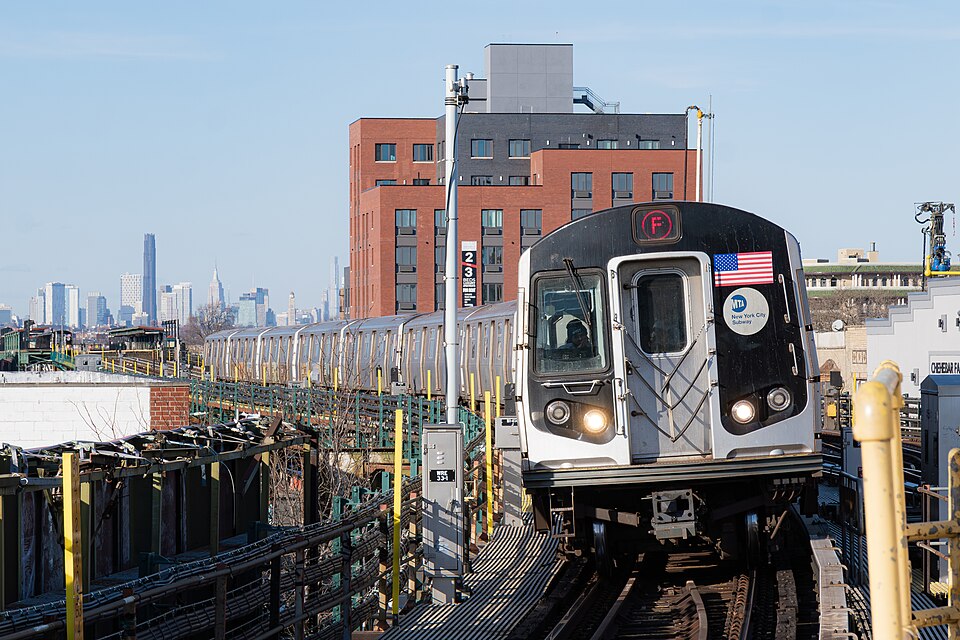 Zdjęcie ilustracyjne: F Train At Kings Highway.jpg