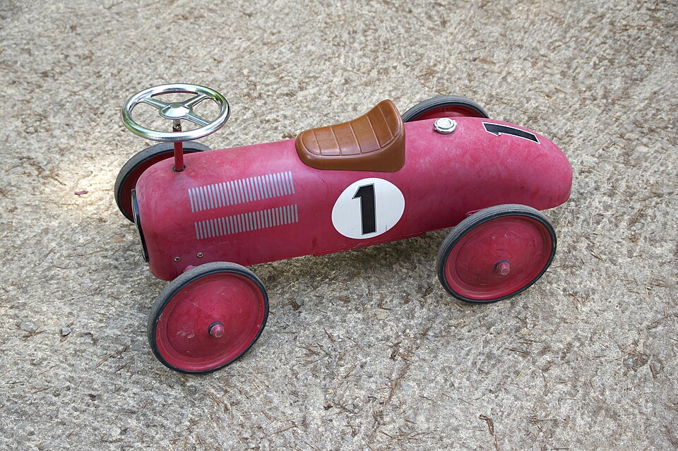 Zdjęcie ilustracyjne: Red car toy.jpg