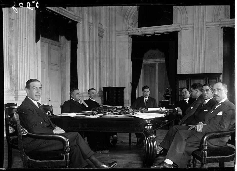 Zdjęcie ilustracyjne: First council of ministers Salazar.jpg