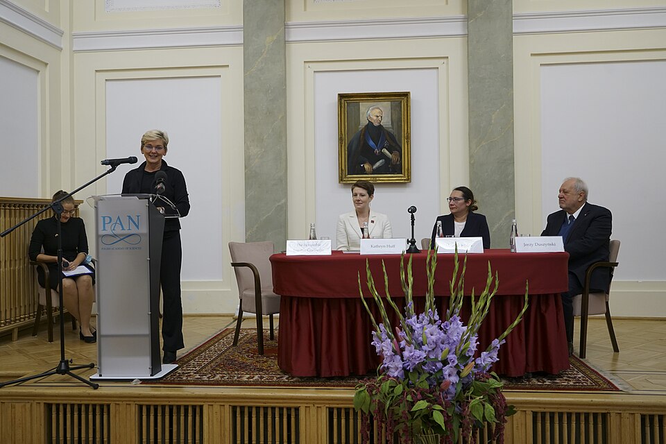 Zdjęcie ilustracyjne: WARSAW, POLAND – Polish Academy of Sciences (54269318183).jpg