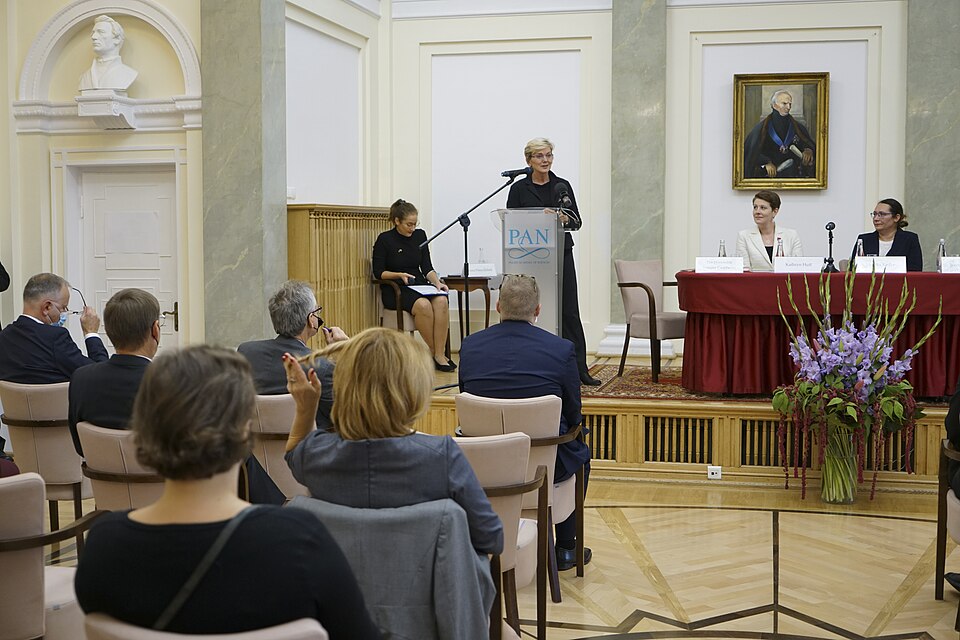 Zdjęcie ilustracyjne: WARSAW, POLAND – Polish Academy of Sciences (54269323239).jpg