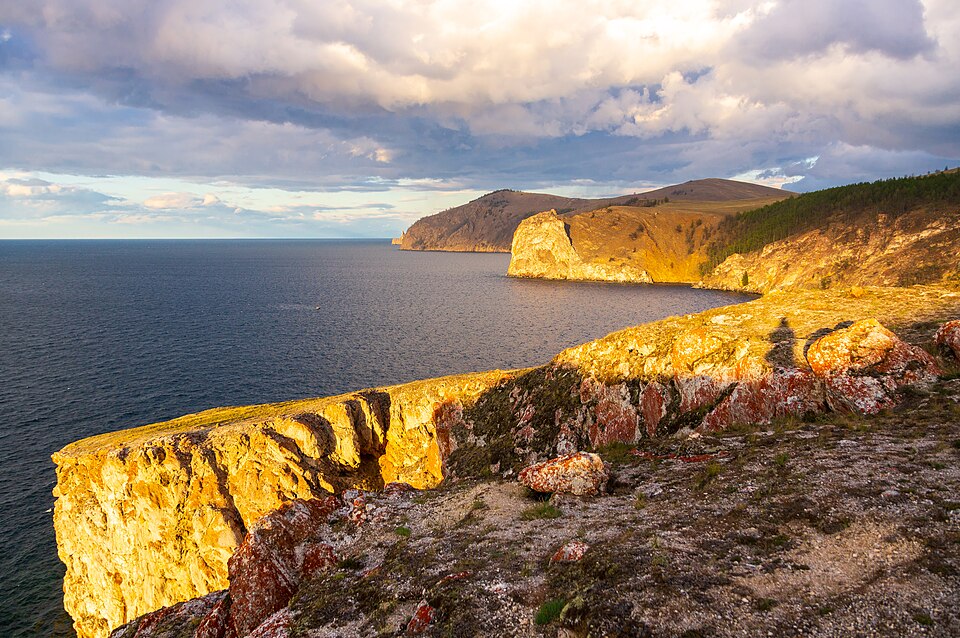 Zdjęcie ilustracyjne: Olkhon Island, Capes, cliffs at sunset, Lake Baikal, Russia.jpg