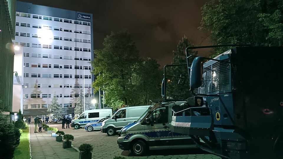 Zdjęcie ilustracyjne: 20250517 225640 Voivodeship Police Headquarters in Łódź, Poland Demonstration of the searchlights capabilities. Open day - Night of Museums 2025.jpg