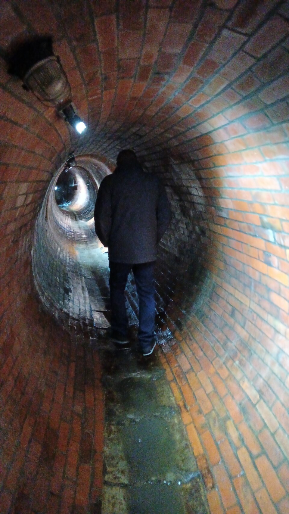 Zdjęcie ilustracyjne: 20250518 001645 The underground tourist route ”Dętka”, under the main square of Łódź, Poland. Tour guide.jpg
