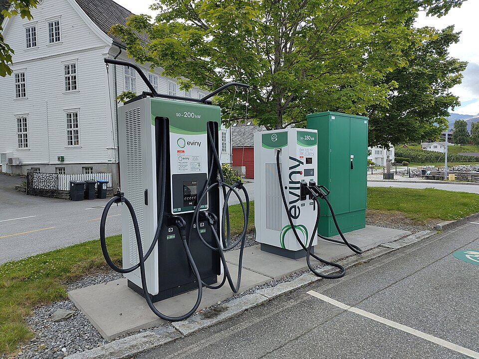 Zdjęcie ilustracyjne: Electric vehicle charging station in Utne.jpg