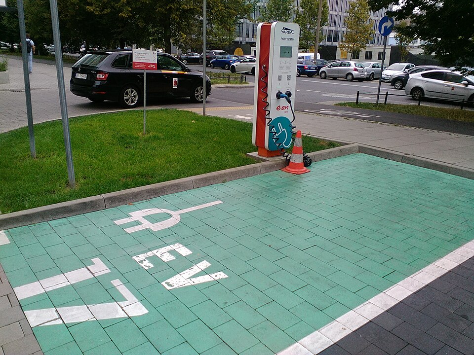 Zdjęcie ilustracyjne: Electric vehicle charging station at Konstruktorska Street in Warsaw.jpg