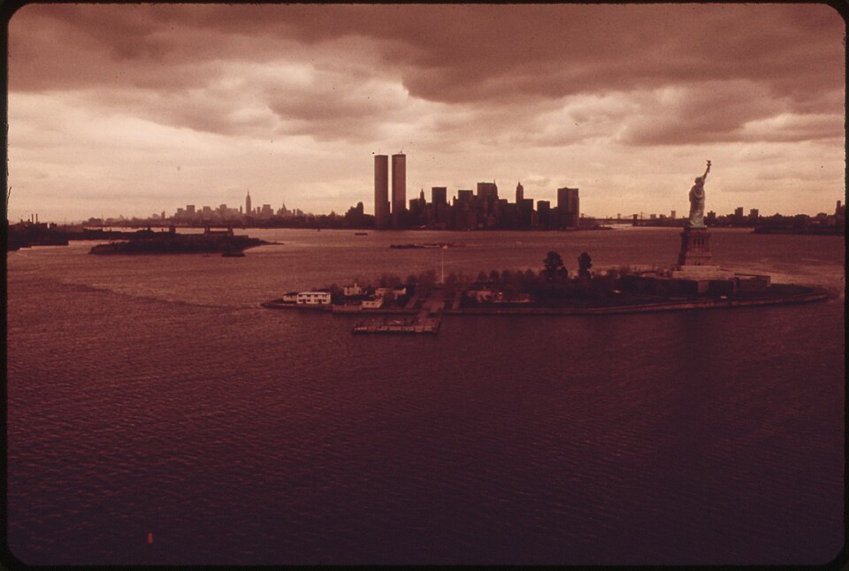 Zdjęcie ilustracyjne: STATUE OF LIBERTY AND MANHATTAN SKYLINE - NARA - 548349.jpg