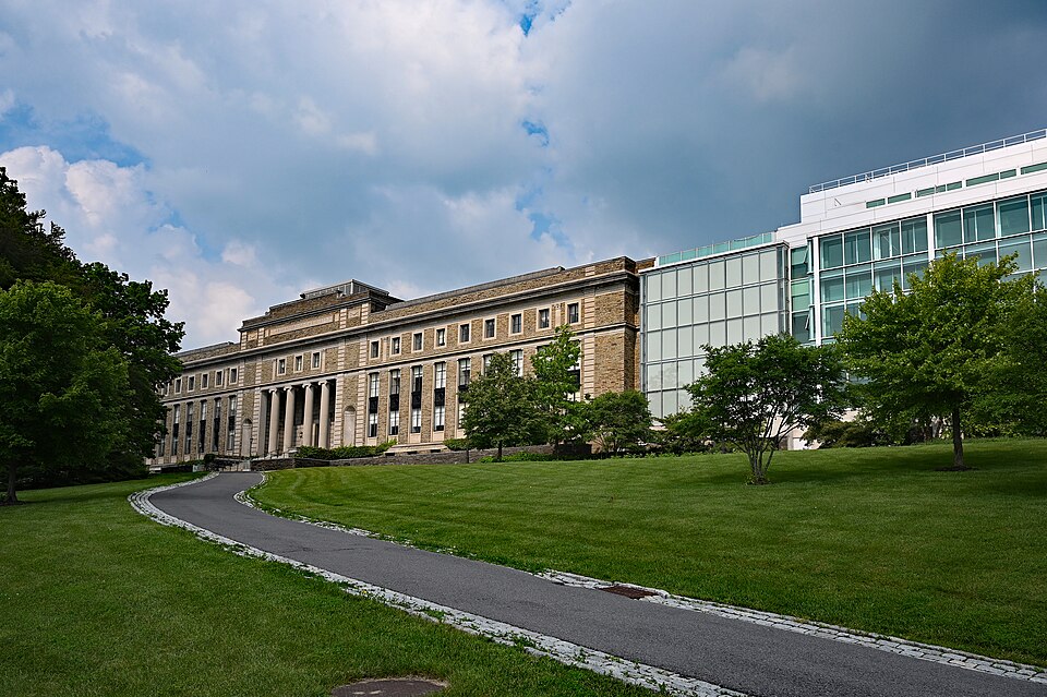Zdjęcie ilustracyjne: Cornell University - Baker Laboratory and Physcial Sciences Building.jpg
