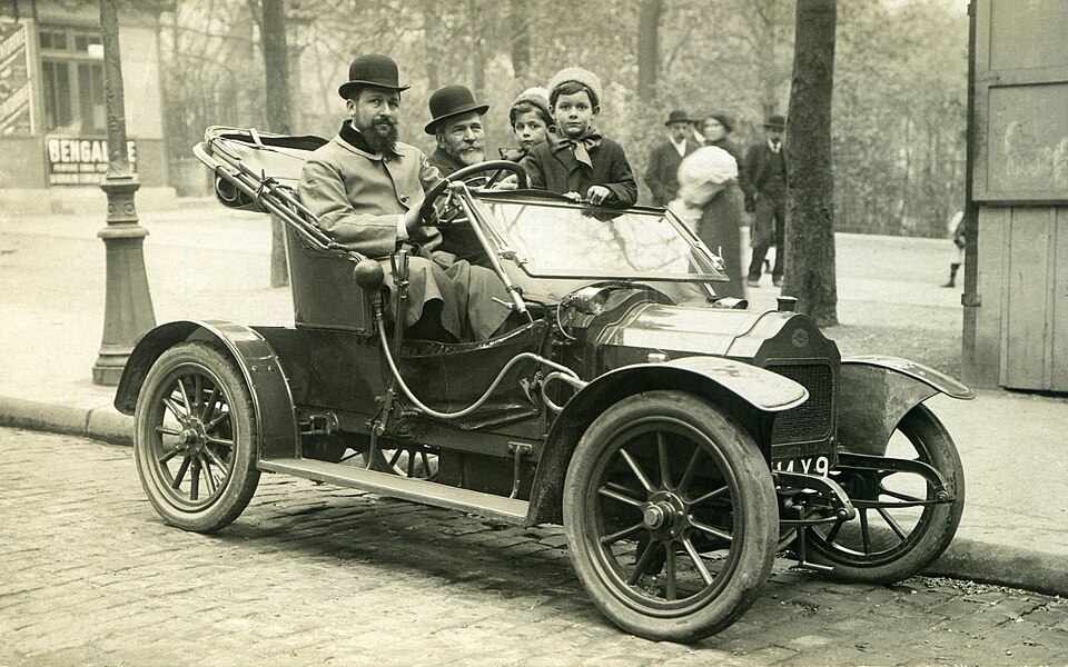Zdjęcie ilustracyjne: A Brouhot car in Paris, 1910.jpg