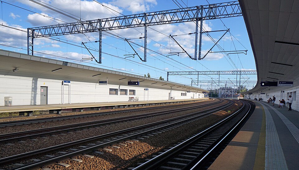Zdjęcie ilustracyjne: Kraków Grzegórzki train stop, view to S, Grzegórzecka street, Kraków, Poland.jpg