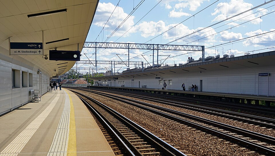 Zdjęcie ilustracyjne: Kraków Grzegórzki train stop, view to S,, Grzegórzecka Street, Kraków, Poland.jpg