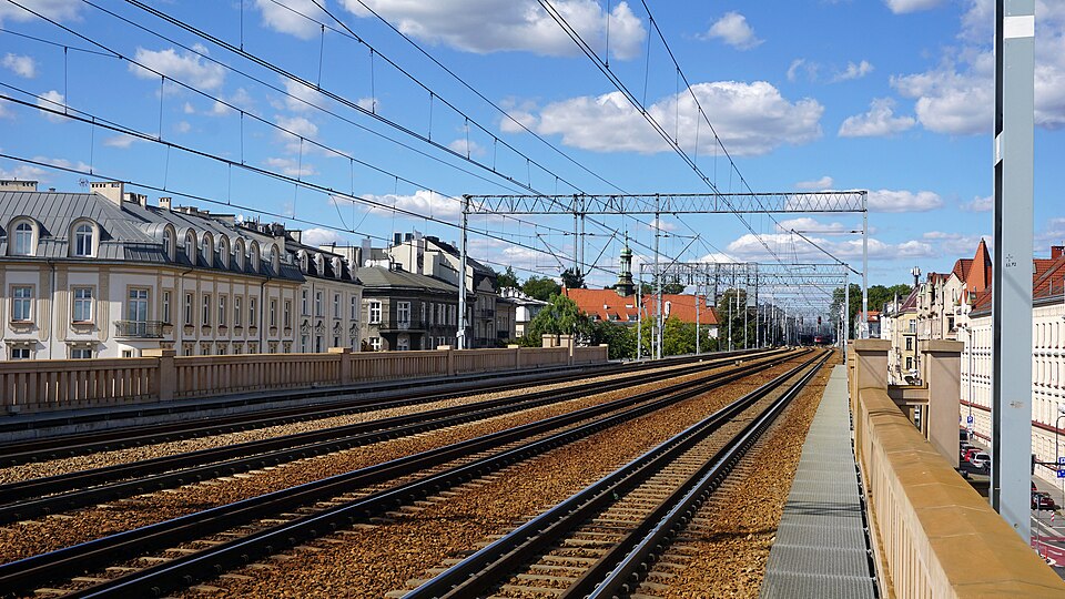Zdjęcie ilustracyjne: Kraków Grzegórzki train stop, View to N, Grzegórzecka street, Kraków, Poland.jpg