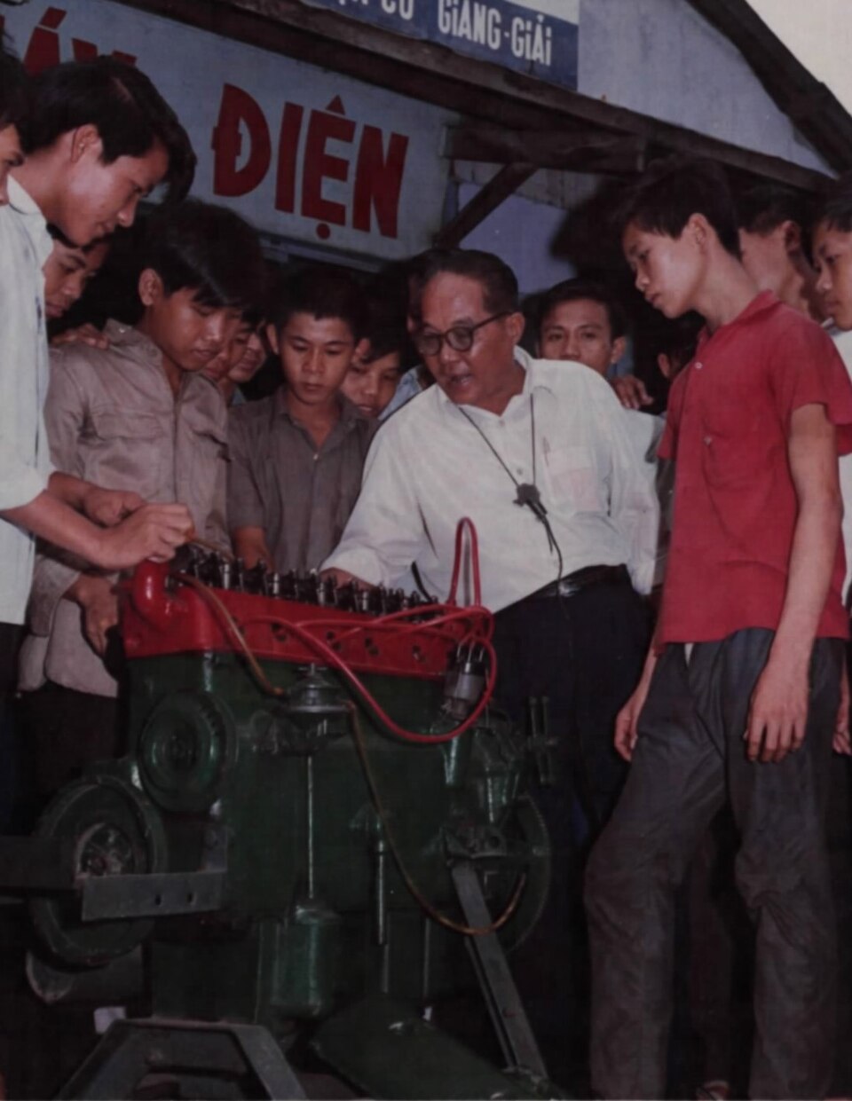 Zdjęcie ilustracyjne: Students at the Automotive Mechanics Center receive instruction at Chieu Hoi Center in Saigon.jpg