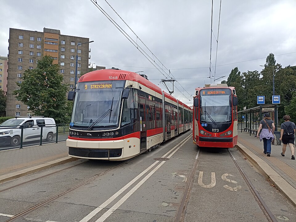 Zdjęcie ilustracyjne: Tramwaje na przystanku Głęboka na ulicy Siennicka w Gdańsku - sierpień 2025.jpg