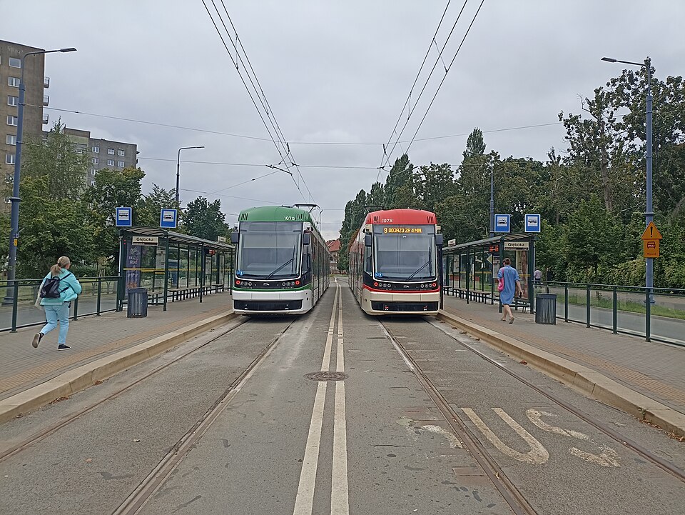 Zdjęcie ilustracyjne: Tramwaje na przystanku Głęboka na ulicy Siennicka w Gdańsku - sierpień 2025 - 1.jpg