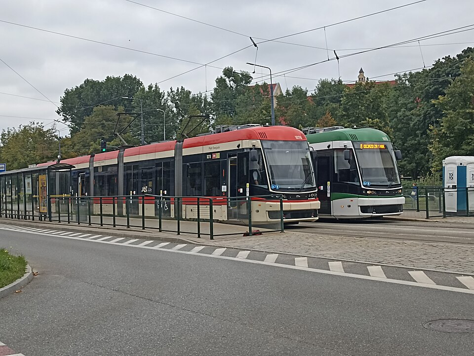 Zdjęcie ilustracyjne: Tramwaje na przystanku Głęboka na ulicy Siennicka w Gdańsku - sierpień 2025 - 2.jpg