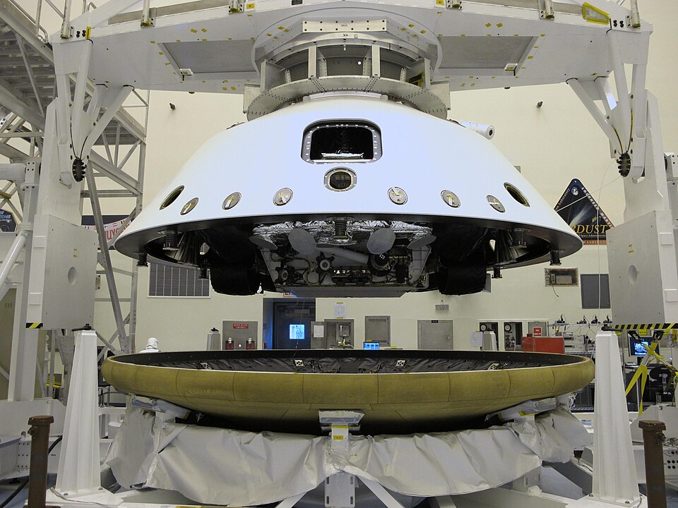 Zdjęcie ilustracyjne: Mars Science Laboratory spacecraft heat shield and back shell PIA14757.jpg