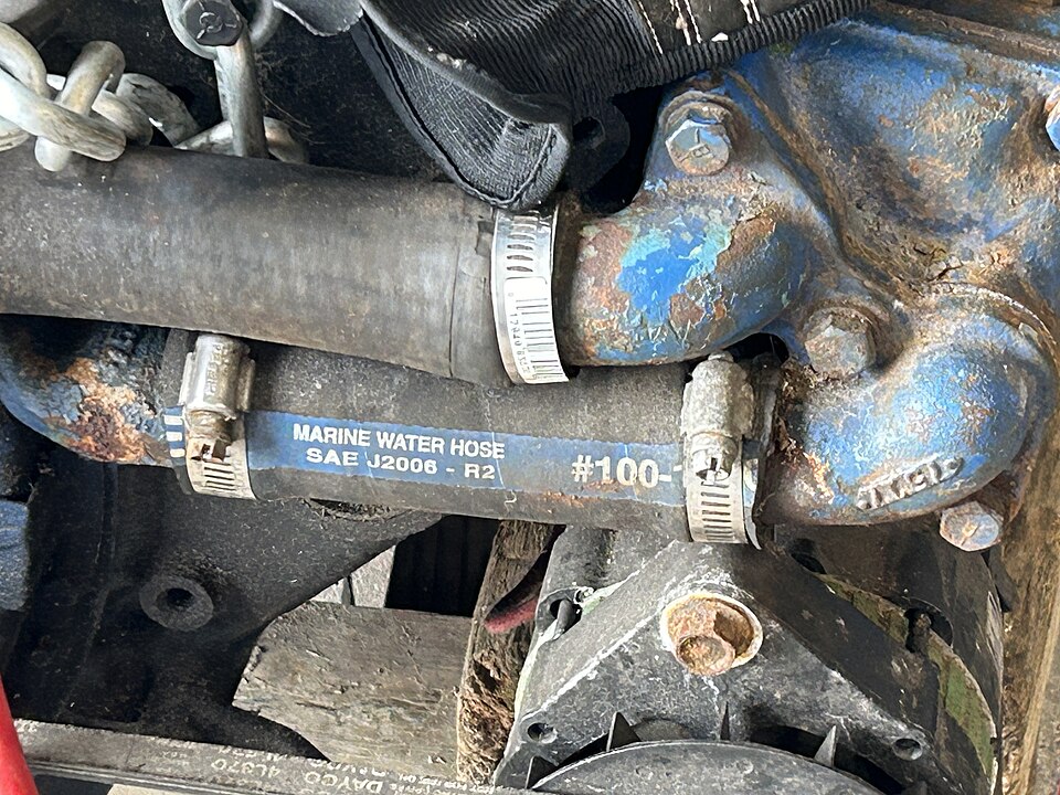 Zdjęcie ilustracyjne: Society Of Automotive Engineers (SAE) Standard A Marine Water Hose Fitted To Marinized Automotive Engines And Purpose-Built Marine Inboard Engines.jpg