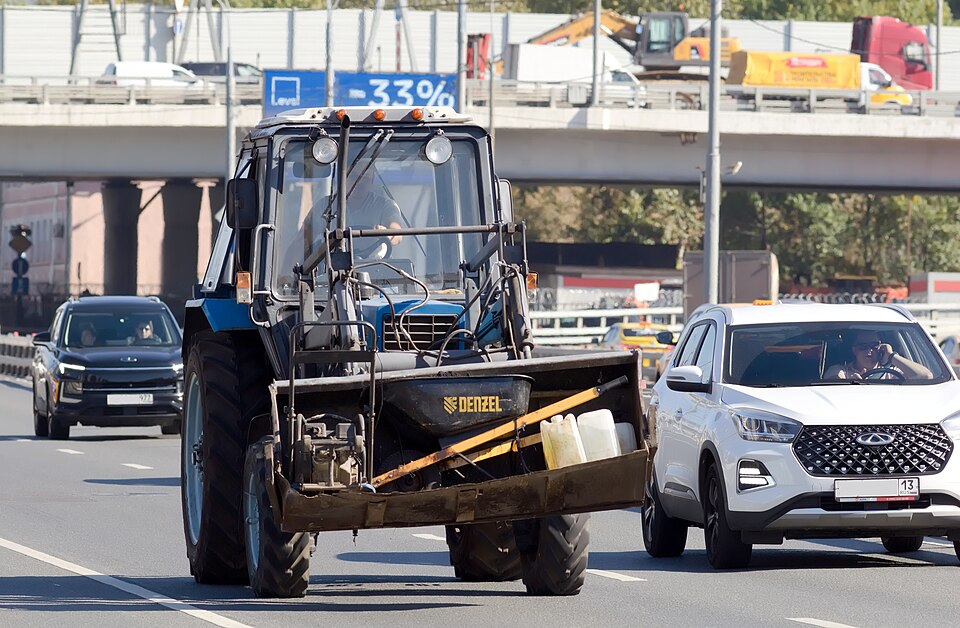 Zdjęcie ilustracyjne: Moscow, Entuziastov Highway, tractor racing, Sept 2025 02.jpg
